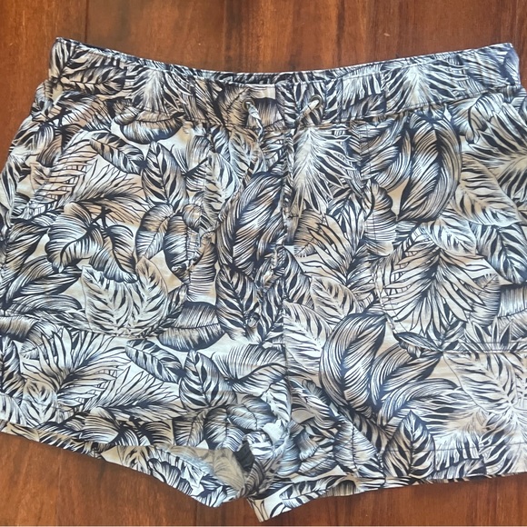 Casual Shorts - Picture 2 of 5